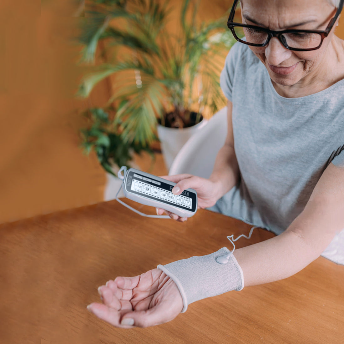 Itouch tens ems electrotherapy pain relief machine and sleeve 